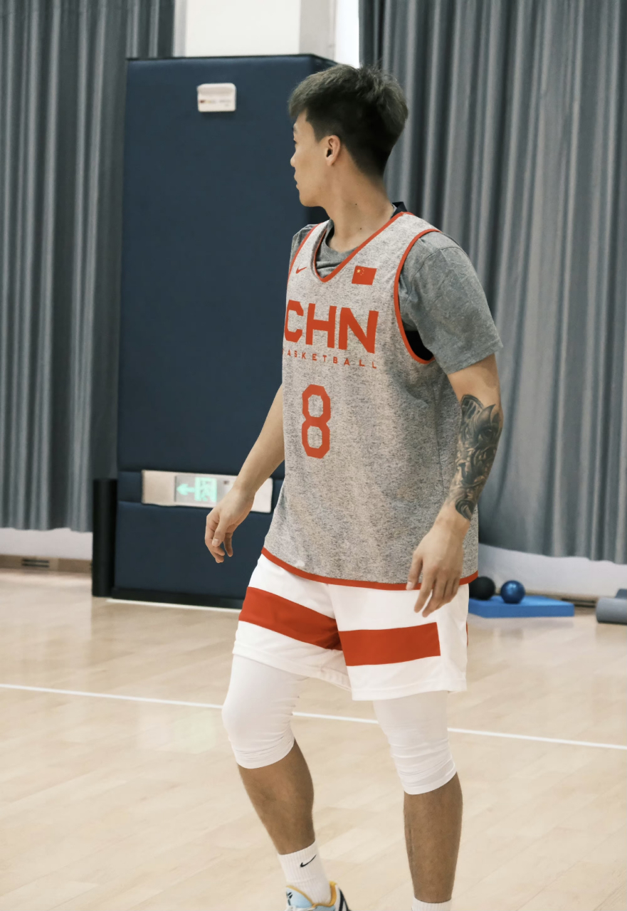 九游会 -深圳男篮训练开放日，转会期调整名单引欢呼，欧篮联在即，控场能力受关注(足球启蒙训练视频教程)